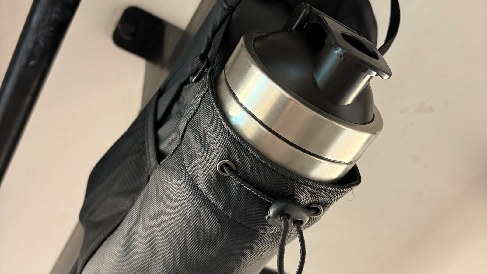 Maglo magnetic water bottle sling bag — EU gym accessories